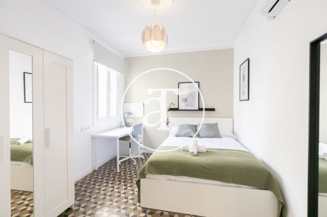 Monthly rental apartment with 5 bedrooms, 3 bathrooms, terrace and balconies in Eixample 21