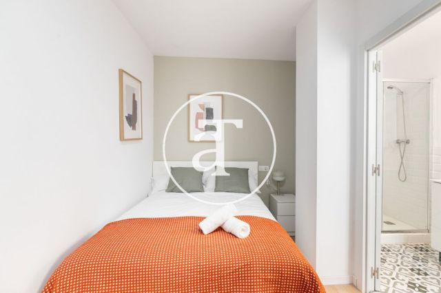 Monthly rental apartment with 5 bedrooms, 3 bathrooms, terrace and balconies in Eixample 14