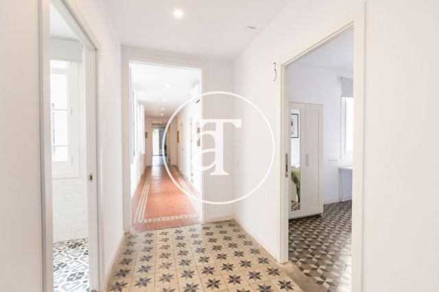 Monthly rental apartment with 5 bedrooms, 3 bathrooms, terrace and balconies in Eixample 30