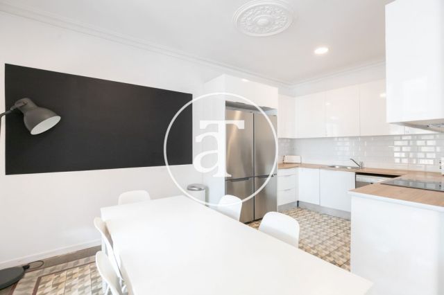 Monthly rental apartment with 5 bedrooms, 3 bathrooms, terrace and balconies in Eixample 8