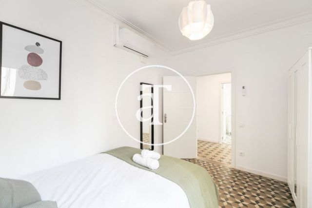 Monthly rental apartment with 5 bedrooms, 3 bathrooms, terrace and balconies in Eixample 24