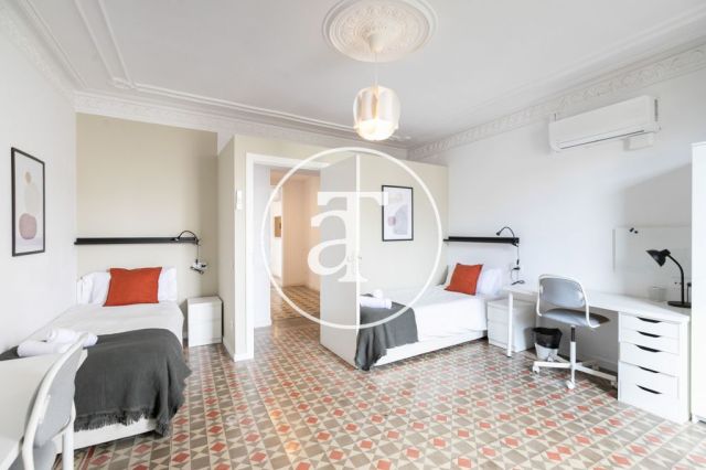 Monthly rental apartment with 5 bedrooms, 3 bathrooms, terrace and balconies in Eixample 37