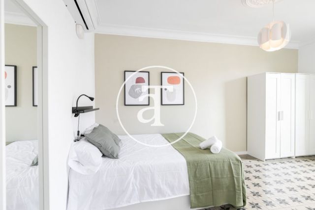 Monthly rental apartment with 5 bedrooms, 3 bathrooms, terrace and balconies in Eixample 31