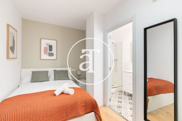 Monthly rental apartment with 5 bedrooms, 3 bathrooms, terrace and balconies in Eixample 15