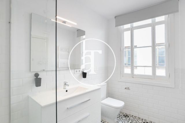 Monthly rental apartment with 5 bedrooms, 3 bathrooms, terrace and balconies in Eixample 26