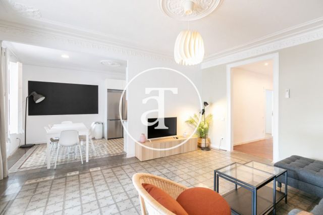 Monthly rental apartment with 5 bedrooms, 3 bathrooms, terrace and balconies in Eixample 9