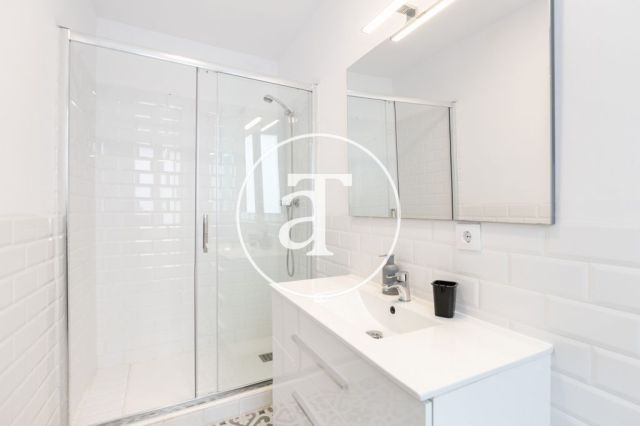 Monthly rental apartment with 5 bedrooms, 3 bathrooms, terrace and balconies in Eixample 17