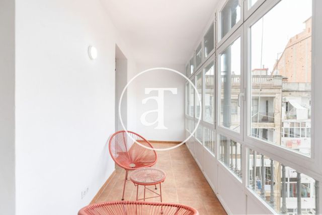 Monthly rental apartment with 5 bedrooms, 3 bathrooms, terrace and balconies in Eixample 4