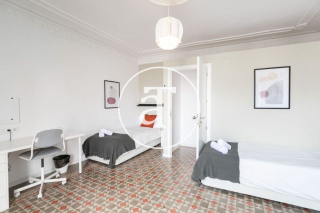 Monthly rental apartment with 5 bedrooms, 3 bathrooms, terrace and balconies in Eixample 36