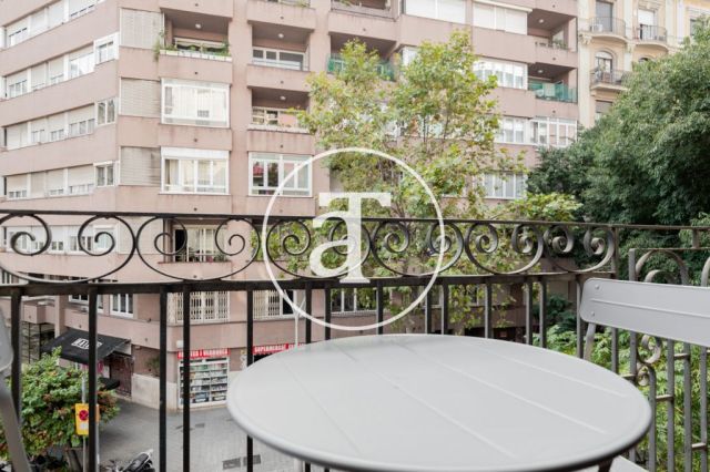 Appartement de location temporaire avec 2 suites, 2 salles de bain et balcon dans l’Eixample 4