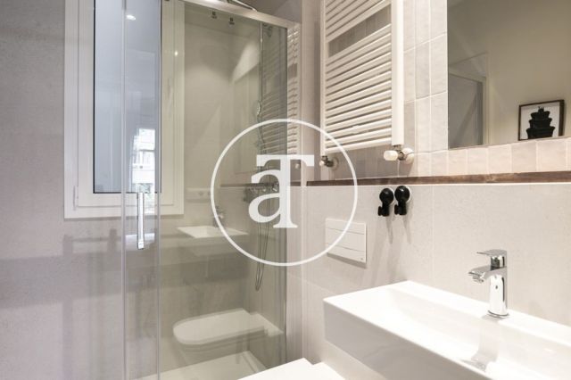 Appartement de location temporaire avec 2 suites, 2 salles de bain et balcon dans l’Eixample 23