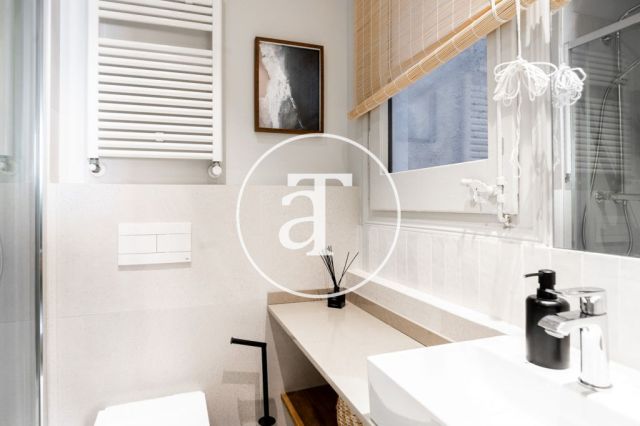 Appartement de location temporaire avec 2 suites, 2 salles de bain et balcon dans l’Eixample 30
