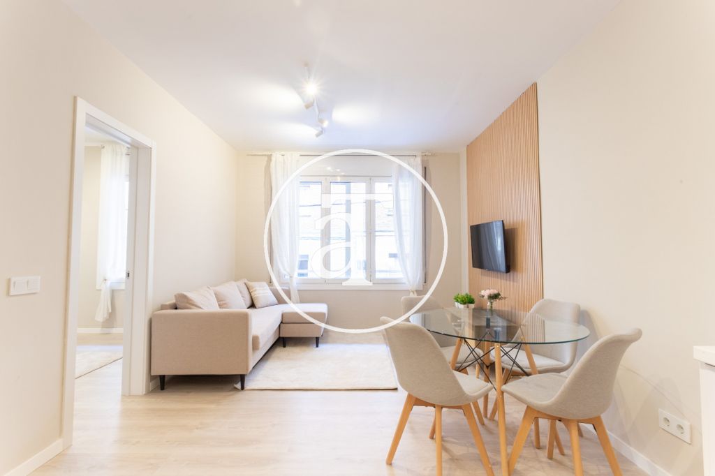 Monthly rental apartment with 3 bedrooms and 2 bathrooms near the Eixample district
