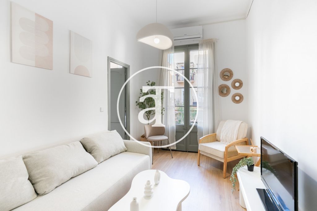 Piso de alquiler temporal de 3 habitaciones y 1 baño con balcón en Ciutat Vella.