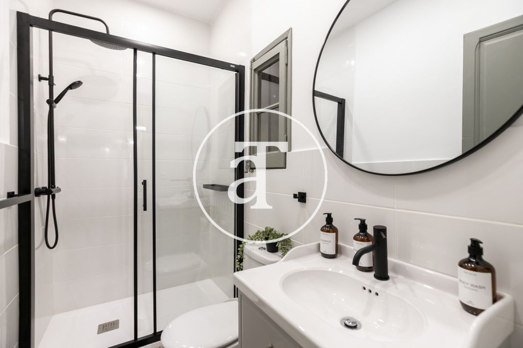 Appartement de location mensuelle avec 3 chambres, 1 salle de bain et balcon à Ciutat Vella 21