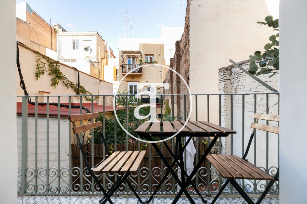 Appartement de location mensuelle avec 3 chambres, 1 salle de bain et balcon à Ciutat Vella 3