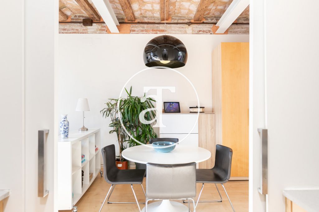 Piso de alquiler temporal de 1 habitación y 1 baño con balcón y vistas a Collserola en Sants 15