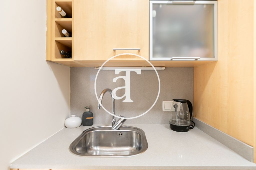 Piso de alquiler temporal de 1 habitación y 1 baño con balcón y vistas a Collserola en Sants 18