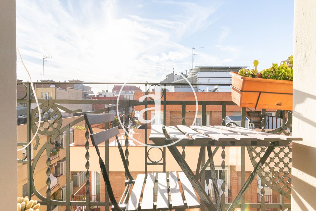 Piso de alquiler temporal de 1 habitación y 1 baño con balcón y vistas a Collserola en Sants 5