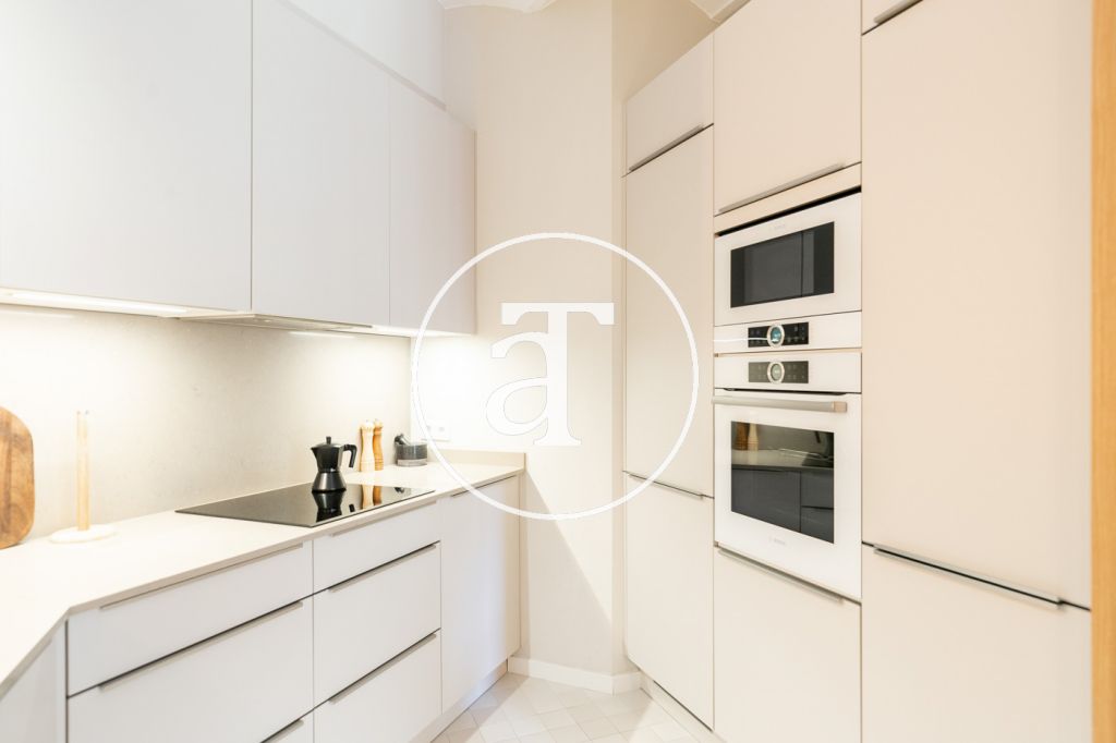 Appartement de location mensuelle avec 2 chambres, 2 salles de bain et balcon dans l’Eixample 13