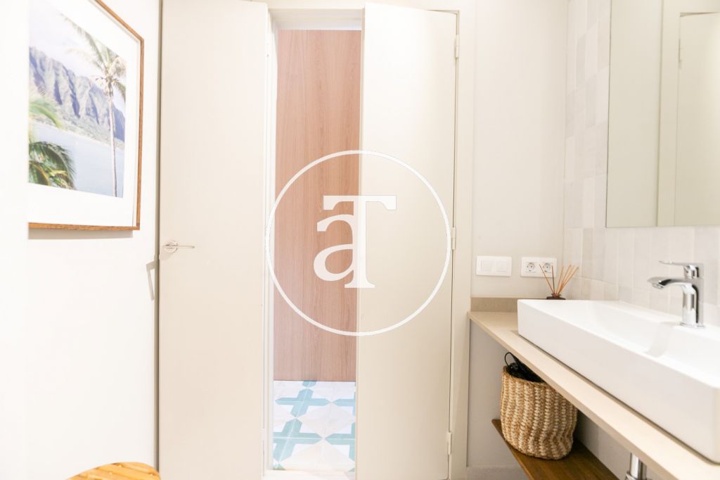 Appartement de location mensuelle avec 2 chambres, 2 salles de bain et balcon dans l’Eixample 28
