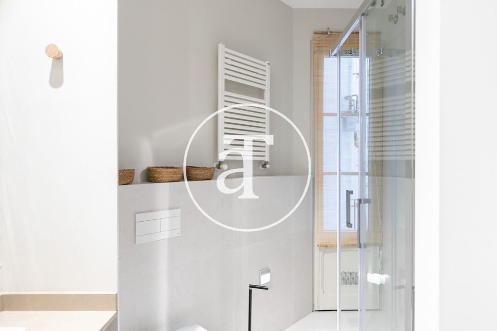 Appartement de location mensuelle avec 2 chambres, 2 salles de bain et balcon dans l’Eixample 30