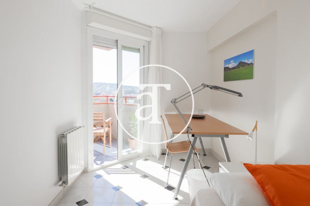 Duplex en location mensuelle avec 3 chambres, 2 salles de bain et 2 balcons avec vue à Sant Martí 25