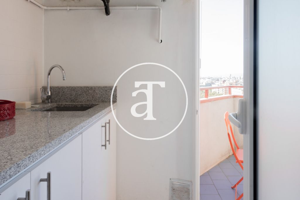 Duplex en location mensuelle avec 3 chambres, 2 salles de bain et 2 balcons avec vue à Sant Martí 18