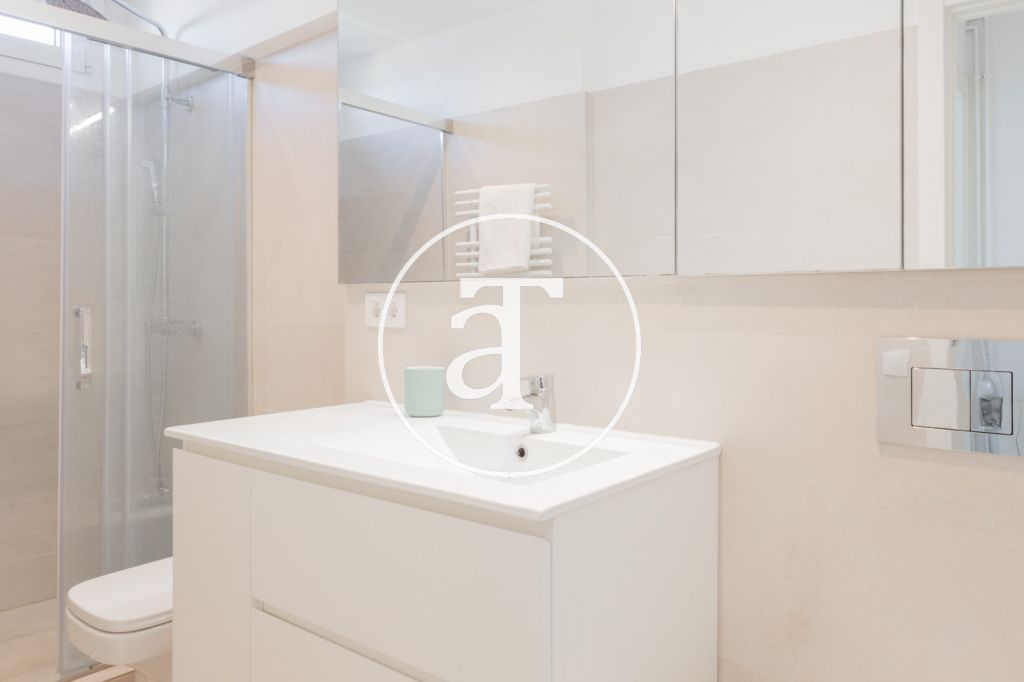 Duplex en location mensuelle avec 3 chambres, 2 salles de bain et 2 balcons avec vue à Sant Martí 36