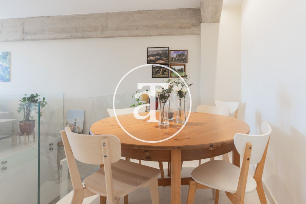 Duplex en location mensuelle avec 3 chambres, 2 salles de bain et 2 balcons avec vue à Sant Martí 17