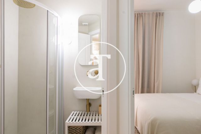 Appartement en location temporaire avec 2 chambres, un bureau et une salle de bains avec balcon dans le quartier gothique 31