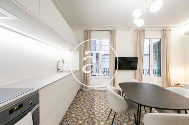 Appartement en location temporaire avec 2 chambres, un bureau et une salle de bains avec balcon dans le quartier gothique 9
