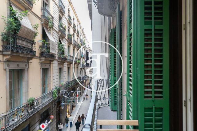 Appartement en location temporaire avec 2 chambres, un bureau et une salle de bains avec balcon dans le quartier gothique 7