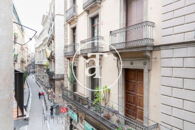 Appartement en location temporaire avec 2 chambres, un bureau et une salle de bains avec balcon dans le quartier gothique 6