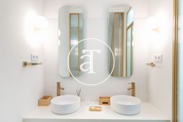 Appartement en location temporaire avec 2 chambres, un bureau et une salle de bains avec balcon dans le quartier gothique 28