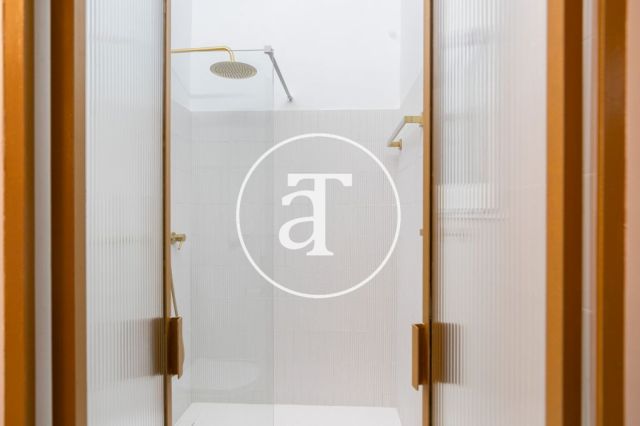 Appartement en location temporaire avec 2 chambres, un bureau et une salle de bains avec balcon dans le quartier gothique 27