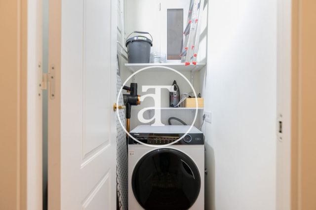 Appartement en location temporaire avec 2 chambres, un bureau et une salle de bains avec balcon dans le quartier gothique 36