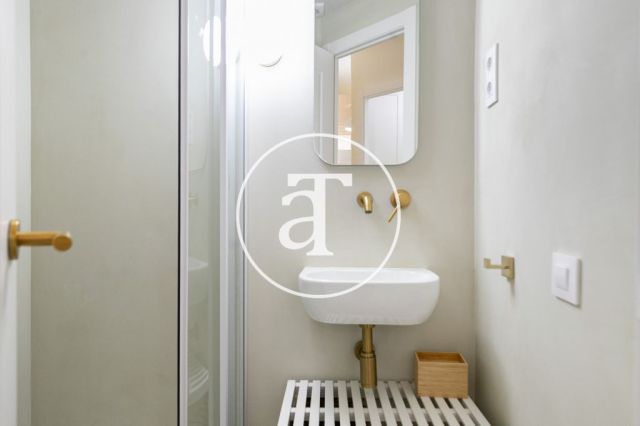 Appartement en location temporaire avec 2 chambres, un bureau et une salle de bains avec balcon dans le quartier gothique 32