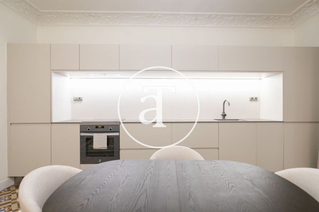 Appartement en location temporaire avec 2 chambres, un bureau et une salle de bains avec balcon dans le quartier gothique 13