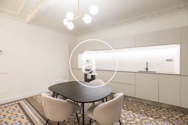 Appartement en location temporaire avec 2 chambres, un bureau et une salle de bains avec balcon dans le quartier gothique 12