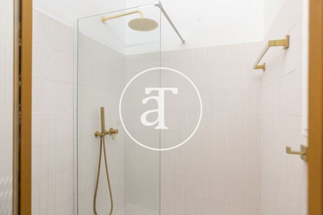 Appartement en location temporaire avec 2 chambres, un bureau et une salle de bains avec balcon dans le quartier gothique 34