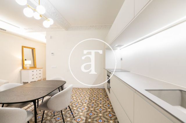 Appartement en location temporaire avec 2 chambres, un bureau et une salle de bains avec balcon dans le quartier gothique 14