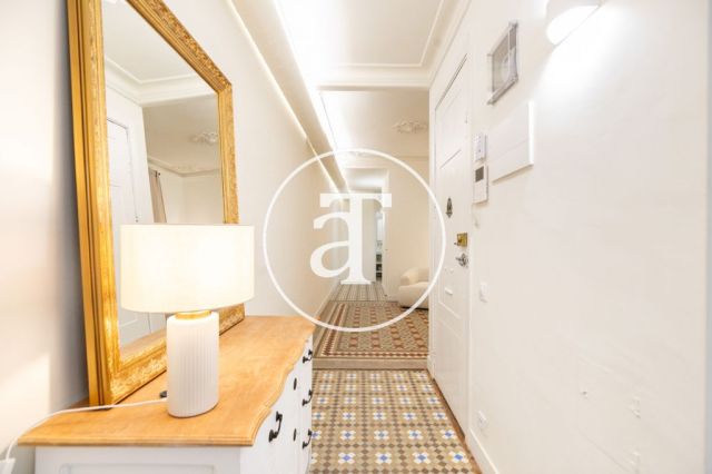 Appartement en location temporaire avec 2 chambres, un bureau et une salle de bains avec balcon dans le quartier gothique 15