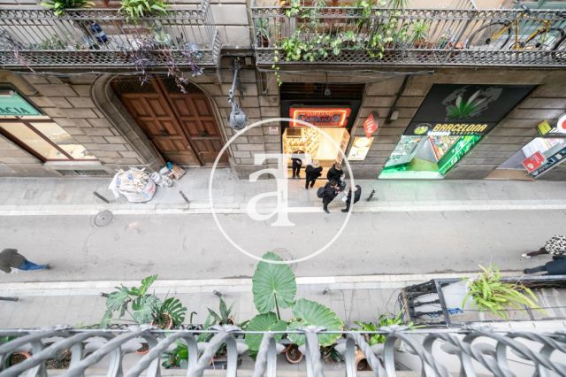 Appartement en location temporaire avec 2 chambres, un bureau et une salle de bains avec balcon dans le quartier gothique 5