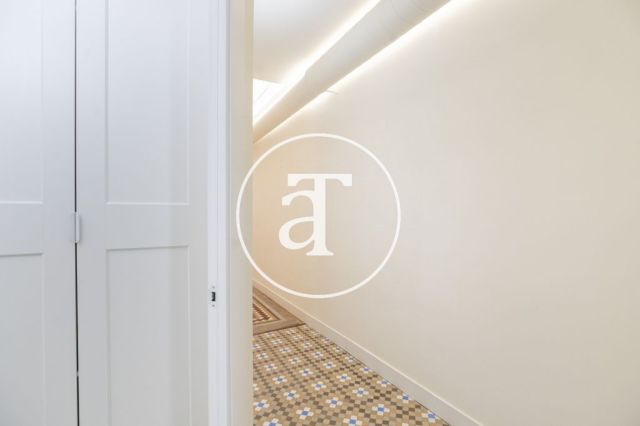 Appartement en location temporaire avec 2 chambres, un bureau et une salle de bains avec balcon dans le quartier gothique 30