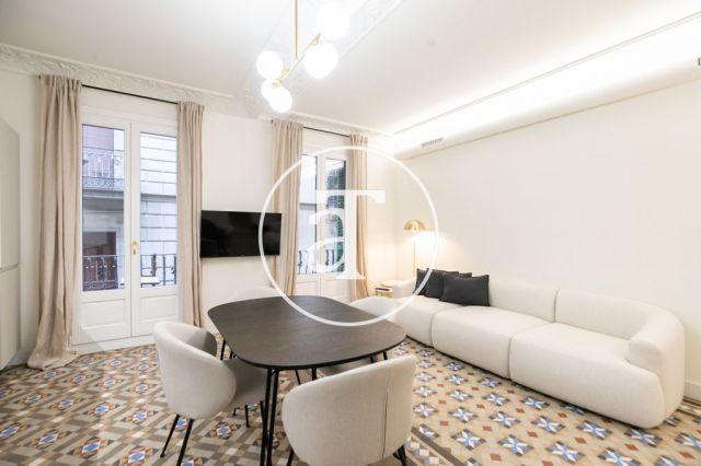 Appartement en location temporaire avec 2 chambres, un bureau et une salle de bains avec balcon dans le quartier gothique 2