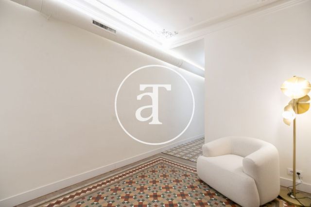 Appartement en location temporaire avec 2 chambres, un bureau et une salle de bains avec balcon dans le quartier gothique 18