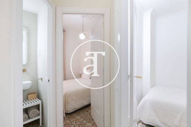 Appartement en location temporaire avec 2 chambres, un bureau et une salle de bains avec balcon dans le quartier gothique 22
