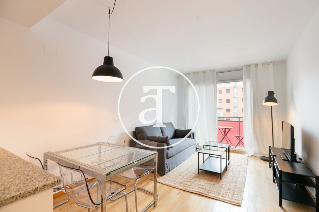 Appartement en location temporaire avec 2 chambres et 1 salle de bain, terrasse et piscine commune à Poblenou