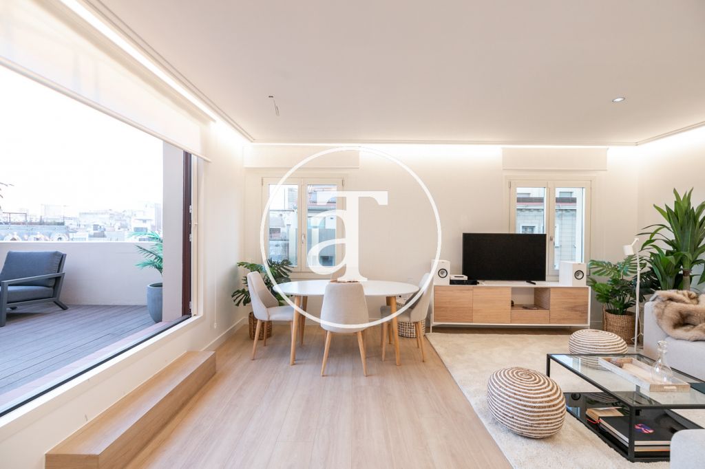 Ático de alquiler temporal de 2 habitaciones y terraza exterior a pasos de Paseo de Gracia